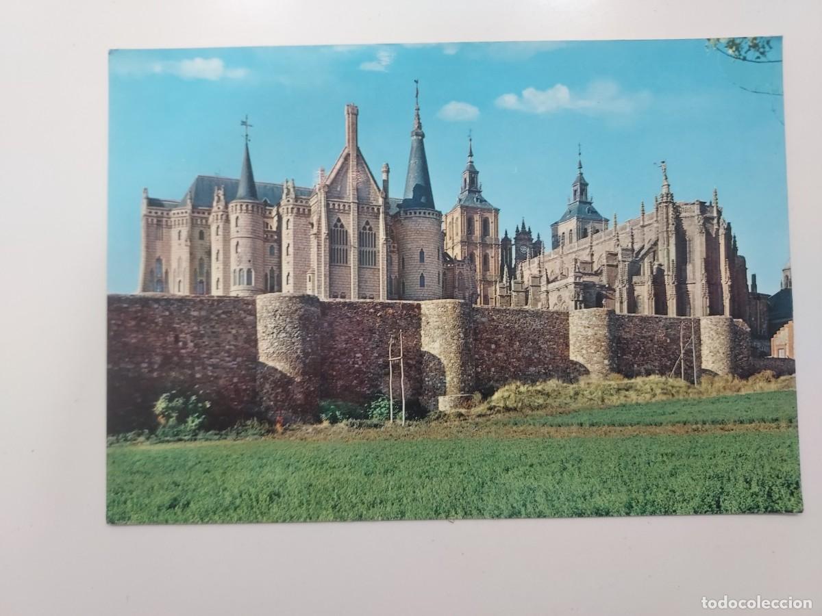 Postales: POSTAL ASTORGA MURALLA CATEDRAL PALACIO. (GAUDI). 1968. SIN CIRCULAR. LEON