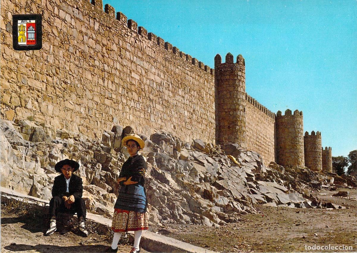 Postales: Postal de las Murallas de &Aacute;vila y Pareja con Traje T&iacute;pico