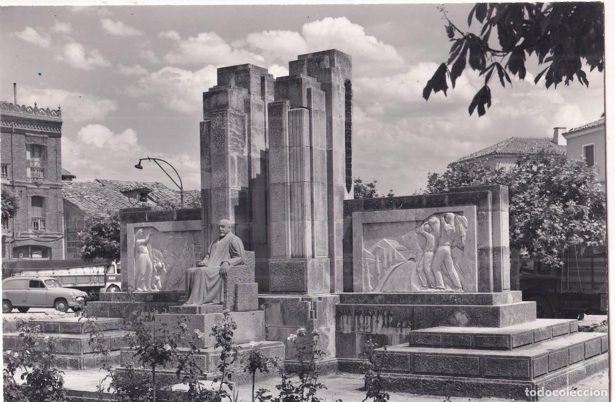 Postales: 12 Aranda de Duero. Monumento a D. Diego Arias de Miranda Ed Vistabella. Sin circular.