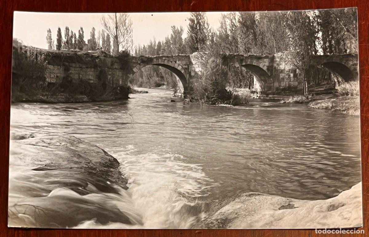 Postales: FOTO POSTAL DE ROA DE DUERO (AVILA) PUENTE ROMANO SOBRE EL RIO RIAZA, ED. ALARDE 5, SIN CIRCULAR