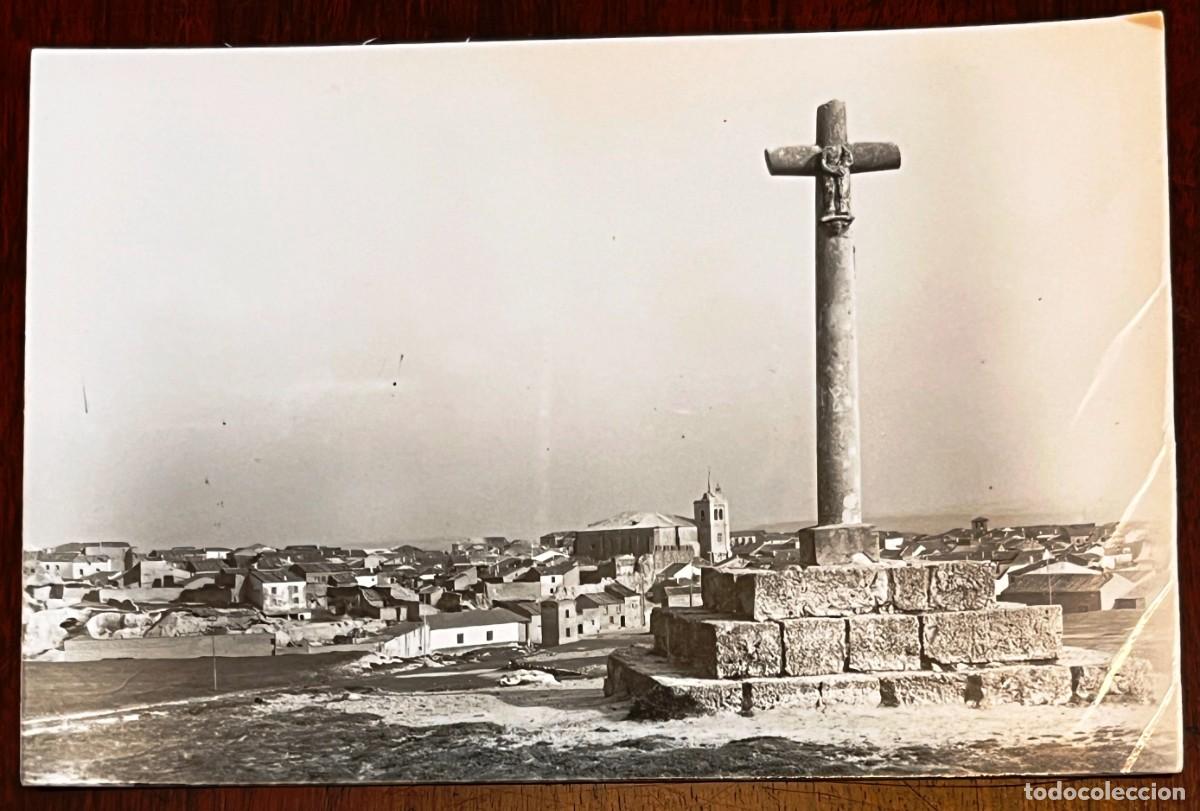 Postales: FOTO POSTAL DE ROA DE DUERO (AVILA) CRUZ DE SAN PELAYO, ABAJO EL PUEBLO, ED. ALARDE 14, SIN CIRCULAR