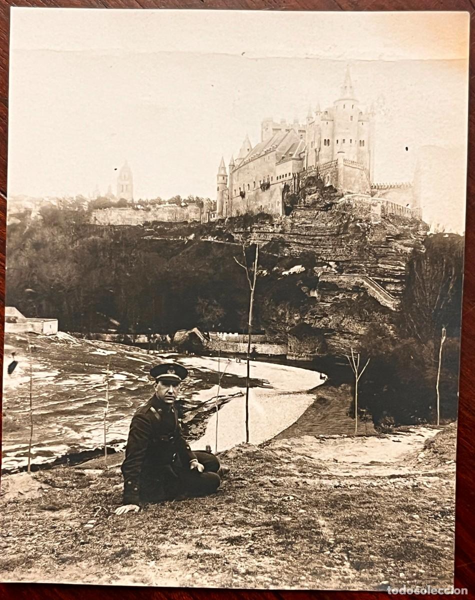 Postales: FOTOGRAFIA DE MILITAR DELANTE DEL ALCAZAR DE SEGOVIA, A&Ntilde;OS 20, MIDE 10 X 8 CMS.