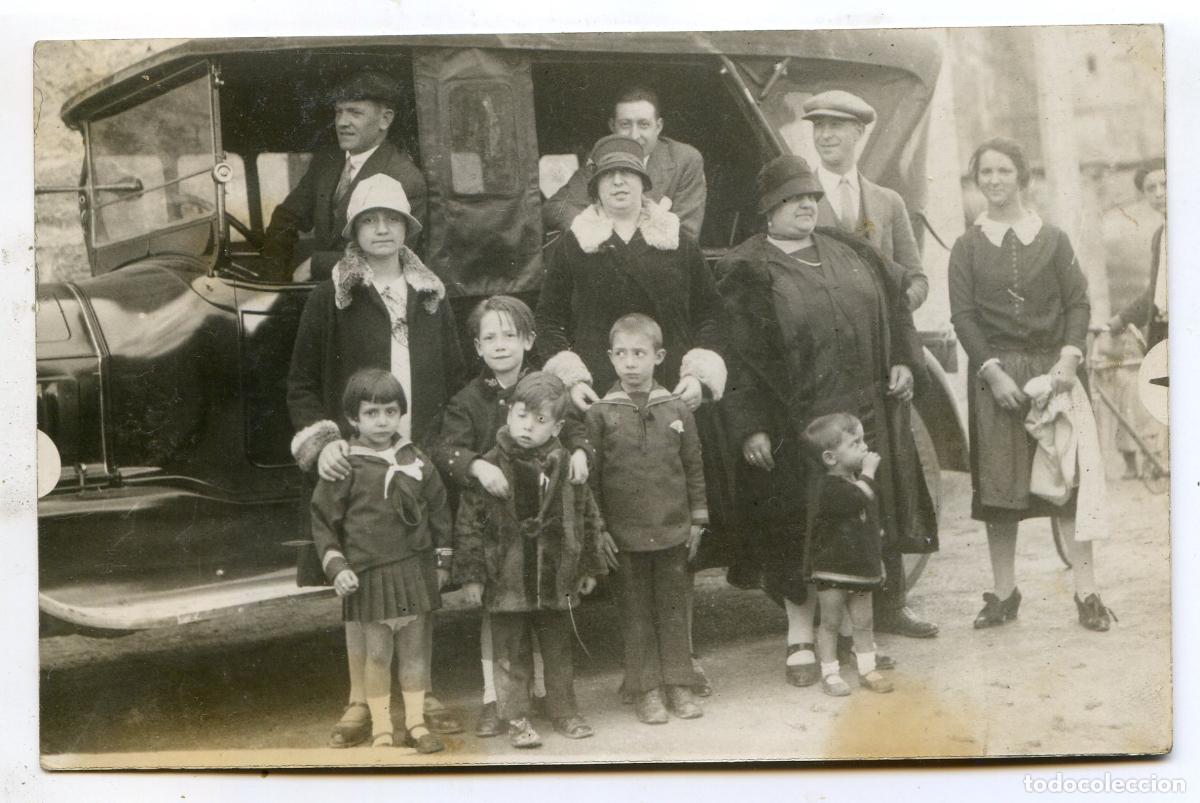 Postales: Familia de Burgos delante de un autom&oacute;vil, postal fotogr&aacute;fica