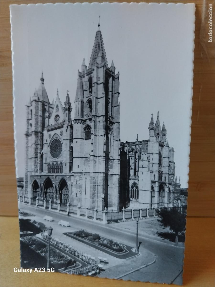 Postkarten: CATEDRAL LEON ED LUJO 1 ESCRITA A&Ntilde;OS 1960 TERRAZA MESAS Y SILLAS APILADAS IMAGEN BN PRECIOSA