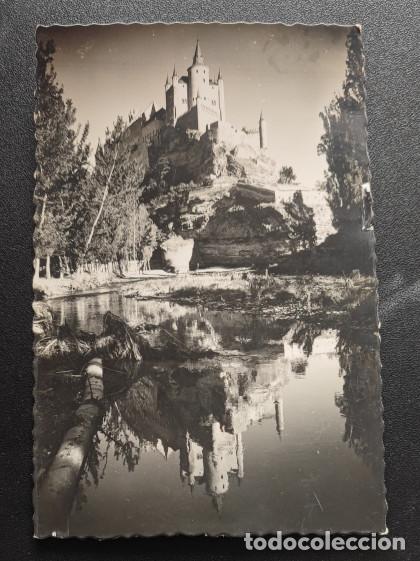 Postales: SEGOVIA, EL ALCAZAR REFLEJANDOSE EN EL AGUA, POSTAL ANTIGUA