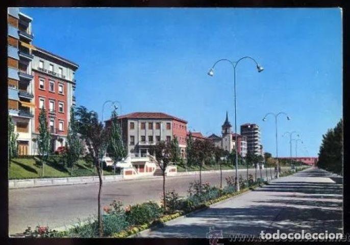 Postales: Le&oacute;n. *Avenida de la Facultad*  Ed. G. Garrabella - SRC n&ordm; 10. Nueva.