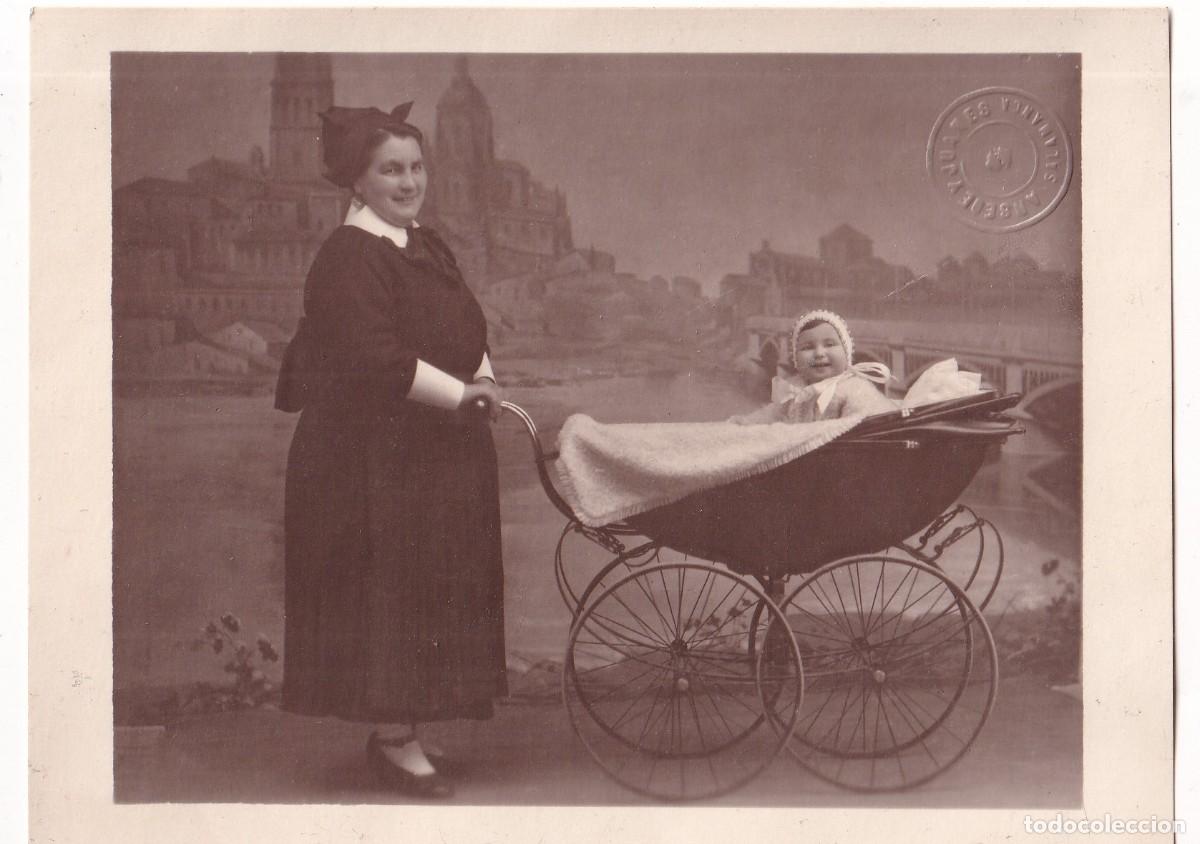 Postales: Curiosa fotograf&iacute;a ama de cria con carro de bebe. Fondo la ciudad de Salamanca. Ansede y Juanes