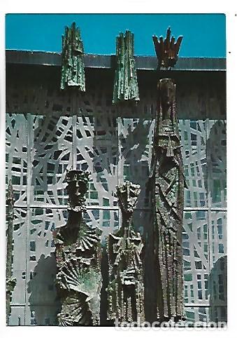 Postales: ANUNCIACION, SANTIAGO Y JUAN. DETALLE FACHADA PRINCIPAL.- SANTUARIO DE NTRA, SRA. DEL CAMINO.- LEON