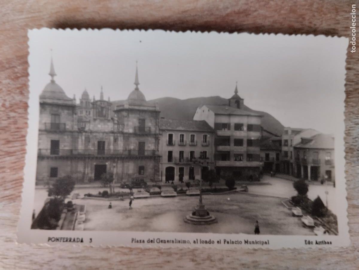 Postales: LEON PONFERRADA PLAZA DEL GENERALISIMO AL FONDO PALACIO MUNICIPAL
