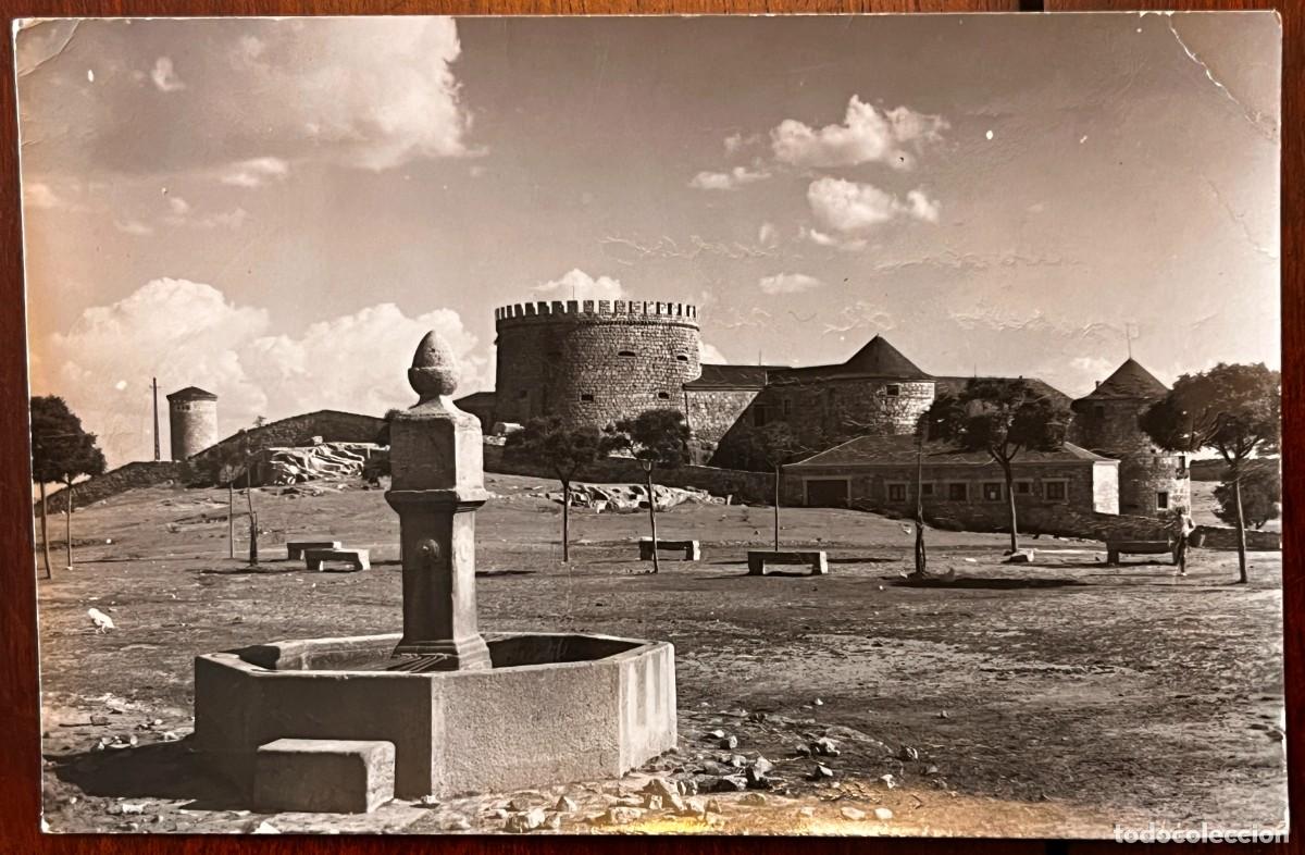 Postales: FOTO POSTAL DE LAS NAVAS DEL MARQUES (AVILA) FUENTE Y CASTILLO . CIRCULADA - ED. VISTABELLA 24