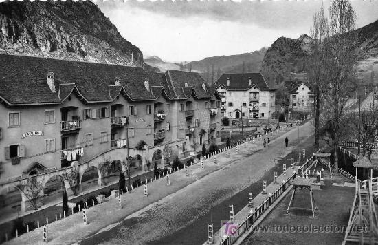 Postales: PONT DE SUERT.- VISTA PARCIAL Y PARQUE INFANTIL.