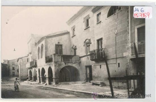 Postales: (PS-7169)POSTAL DE VILANOVA DE BELLPUIG(LLEIDA)-PORCHES Y CASA RECTORAL