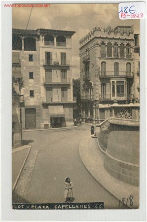 Postcards: (PS-343)POSTAL DE OLOT-Plaza Capellanes.
