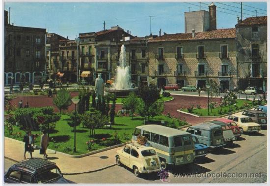 Postales: TARJETA POSTAL DE FIGUEAS PLAZA DEL DRT. E. VILA SEAT 600 GERONA