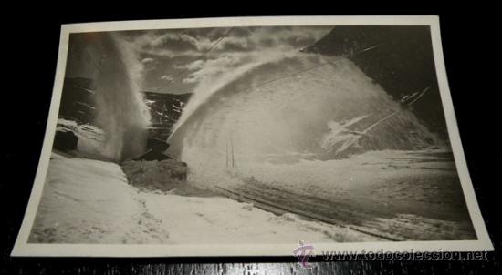 Postales: ANTIGUA FOTOGRAFIA DE ZERKOWITZ - CREO QUE ES NURIA -  TREN Y ESTACION DE SKI MAQUINA QUITA NIEVE -