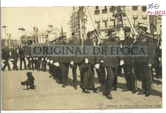 Postkarten: (PS-25512)POSTAL FOTOGRAFICA DE BARCELONA-JURA DE BANDERA PASEO DE GRACIA 1916