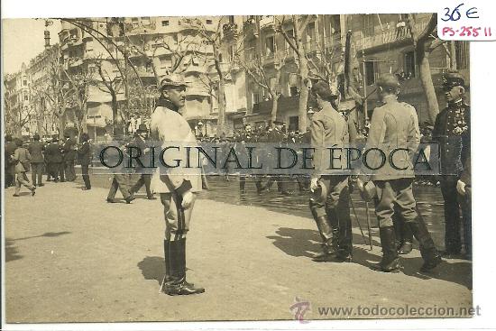 Postcards: (PS-25511)POSTAL FOTOGRAFICA DE BARCELONA-JURA DE BANDERA PASEO DE GRACIA 1916