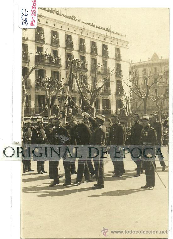 Postkarten: (PS-25506)POSTAL FOTOGRAFICA DE BARCELONA-JURA DE BANDERA PASEO DE GRACIA 1916