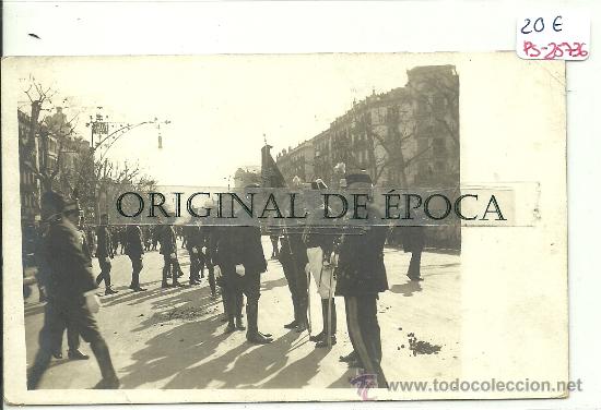 Postkarten: (PS-25736)POSTAL FOTOGRAFICA DE BARCELONA-JURA DE BANDERA EN PASEO DE GRACIA