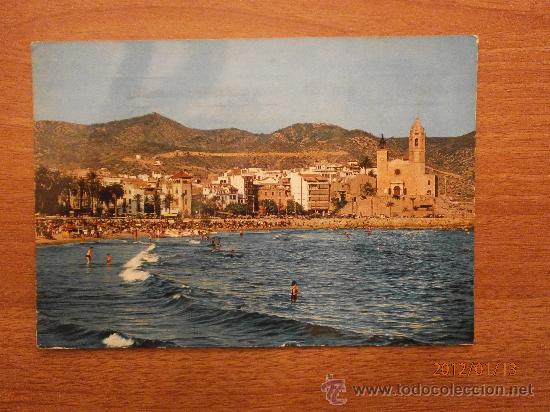Postales: POSTAL SITGES PLAYA E IGLESIA  CIRCULADA - Foto 1