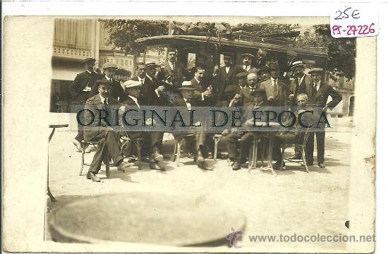 Postkarten: (PS-27226)POSTAL FOTOGRAFICA DE SABADELL???-AMIGOS JUNTO COCHE DE LINEA(OMNIBUS)
