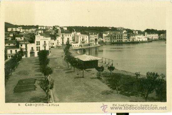 Postales: CADAQU&Eacute;S. LA PLAYA. CIRCULADA EN 1952. - Foto 1