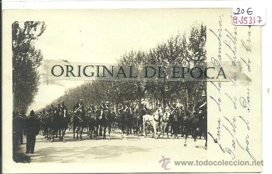 Postcards: (PS-35317)POSTAL FOTOGRAFICA DE BARCELONA-JURA DE BANDERA POR EL PASEO DE GRACIA