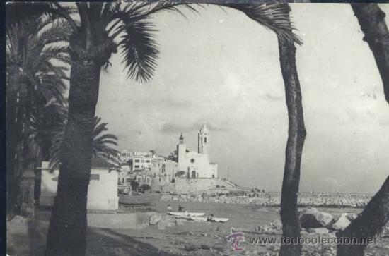 Postales: SITGES (BARCELONA).- LA IGLESIA DESDE LA RIBERA - Foto 1