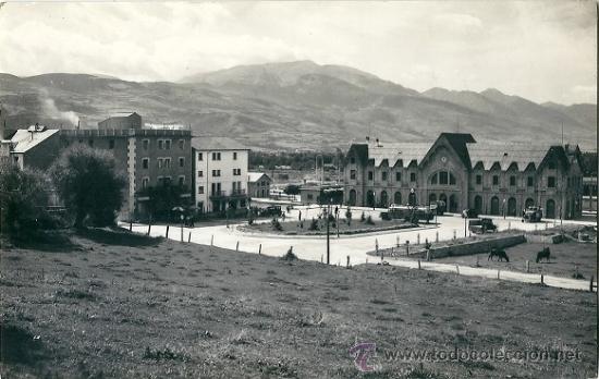 Postales: 2065 - PUIGCERDA (PIRINEO CATAL&Aacute;N ) PLAZA DE CALVO SOTELO - COMERCIAL PRAT - CIRCULADO 1954