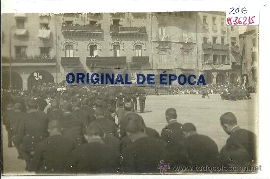 Postcards: (PS-36215)POSTAL FOTOGRAFICA DE VICH-PLAZA MAYOR.DESFILE MILITAR
