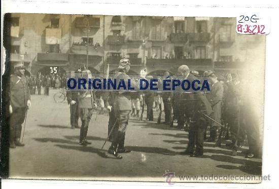 Postkarten: (PS-36212)POSTAL FOTOGRAFICA DE VICH-PLAZA MAYOR.DESFILE MILITAR