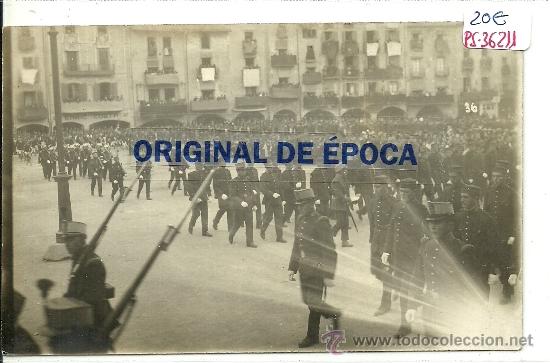Postcards: (PS-36211)POSTAL FOTOGRAFICA DE VICH-PLAZA MAYOR.DESFILE MILITAR