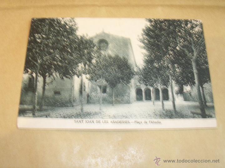 Postkarten: SANT JOAN DE LES ABADESSES PLA&Ccedil;A DE L'ABADIA - HUECOGR. MUMBRU - 14X9 CM.