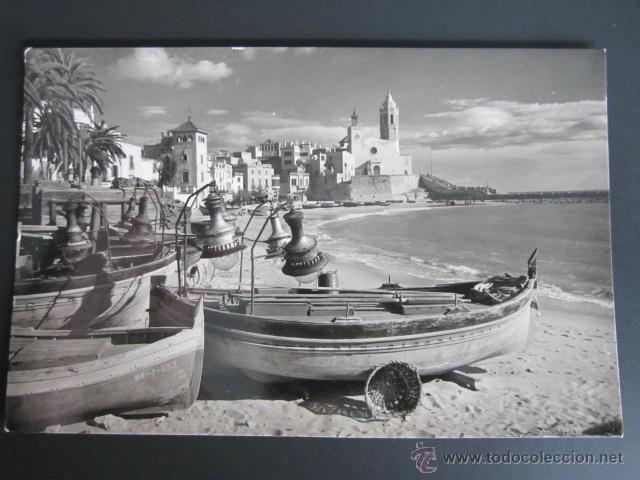 Postales: Postal Barcelona. Sitges. Playa y barcas. - Foto 1