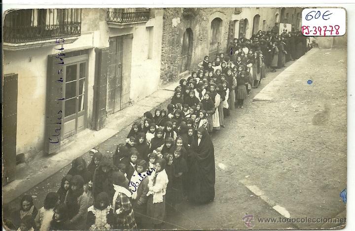 Postcards: (PS-39778)POSTAL FOTOGRAFICA DE ARTES-NI&Ntilde;AS DEL COLEGIO EN EL ENTIERRO DEL CURA