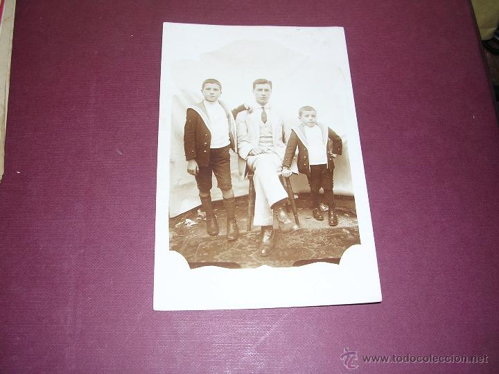 Postkarten: PORT BOU 1913 -  FOTOGRAFIA DE 3 PERSONAJES MIS HIJOS AMADEO ,ARMANDO Y HECTOR - 14X9 CM.