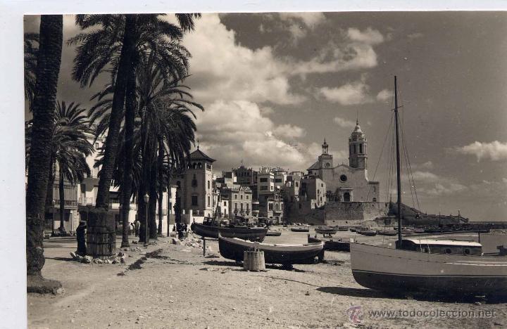 Postales: SITGES (BARCELONA).- IGLESIA Y PLAYA - Foto 1