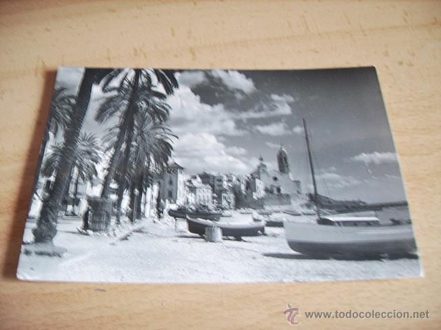 Postales: SITGES  ( BARCELONA )  IGLESIA Y LA PLAYA - Foto 1