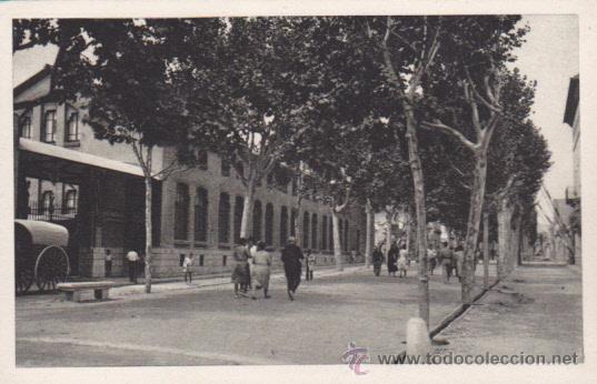 Cartoline: POSTAL VILANOVA I LA GELTRU RAMBLA DE LA PAU I ENTRADA DE LA FABRICA PIRELLI