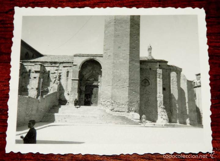 Postales: FOTOGRAFIA DE LERIDA, IGLESIA DE SAN LORENZO, A&Ntilde;O 1955, MIDE 8,5 X 7 CMS.