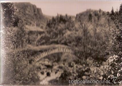 Cartes Postales: ANTIGUA POSTAL CASTELLAR DE N'HUG PUENTE ANTIGUO Y PUEBLO AL FONDO ZERKOWITZ