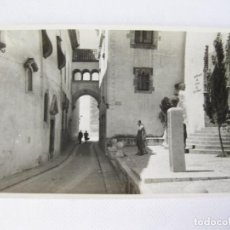 Postales: POSTAL FOTOGRAFICA DE UNA CALLE DE SITGES. EDICIONES CUYAS. BARCELONA
