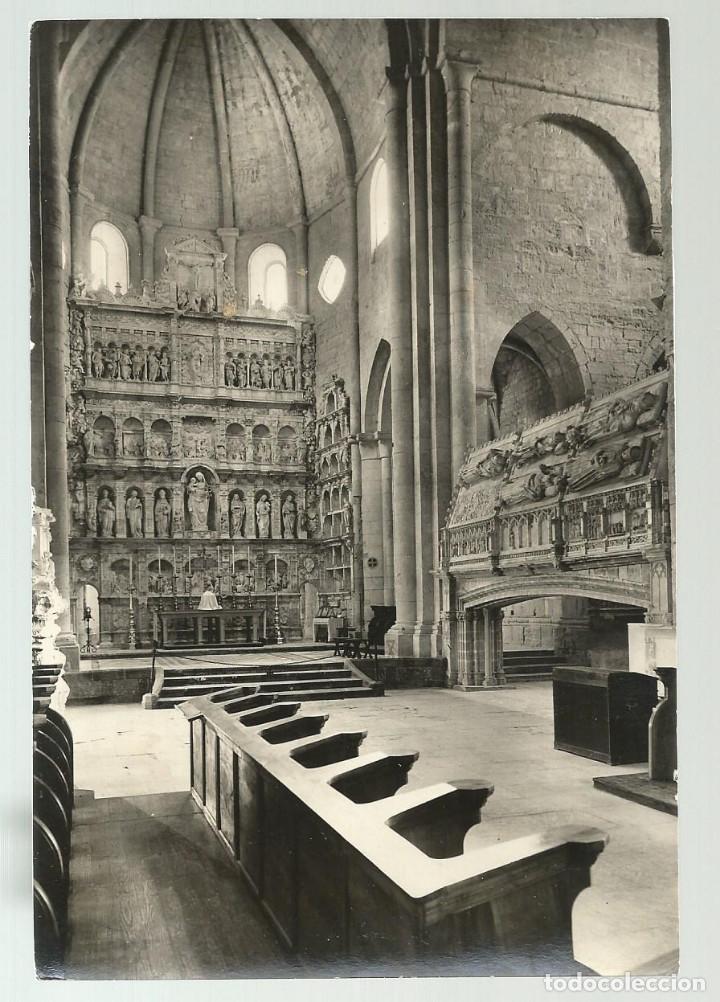 Postales: POSTAL REAL MONASTERIO DE POBLET - DETALLE NAVE IGLESIA Y PANTEONES REALES - L. PLASENCIA 1958