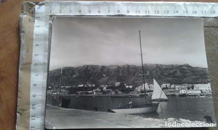 Postales: POSTAL BLANCO Y NEGRO DE SAN CARLOS DE LA RAPITA - INTERIOR DEL MUELLE AL FONDO MONTSIA