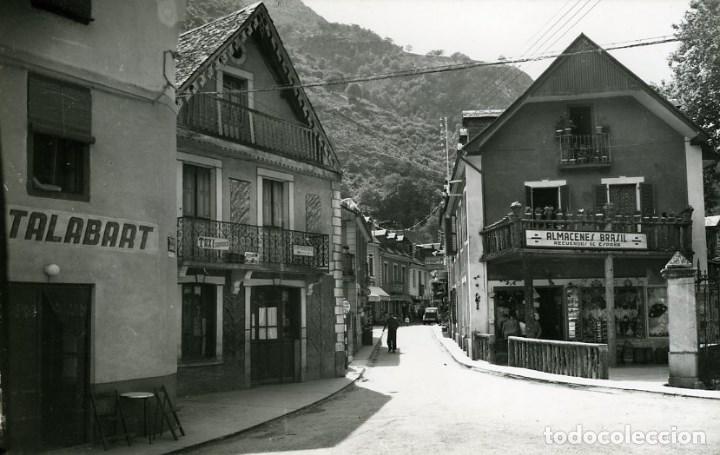 Postales: LES (LLEIDA).- CALLE DE LOS BA&Ntilde;OS. EDICIONES SICILIA N&ordm; 10. FOTOGR&Aacute;FICA.