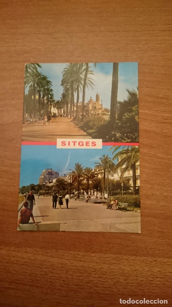 Postales: POSTAL SITGES PASEO E IGLESIA CIRCULADA - Foto 1