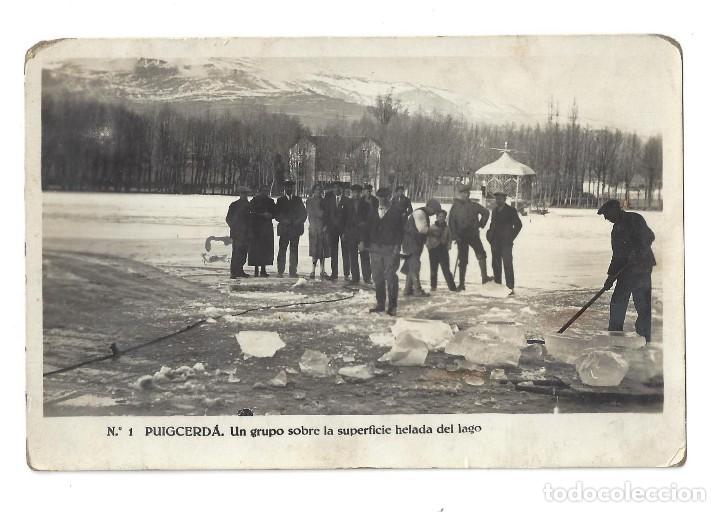 Postales: POSTAL FOTOGR&Aacute;FICA- PUIGCERD&Agrave;.- N 1, UN GRUPO SOBRE LA SUPERFICIE HELADA DEL LAGO, F. GUILERA- 1930