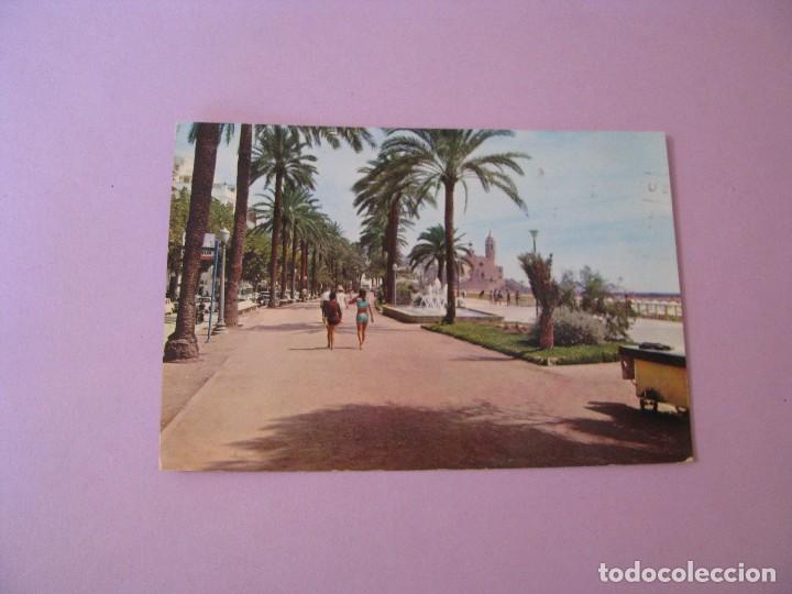 Postales: POSTAL DE SITGES. PASEO E IGLESIA. CIRCULADA 1965. - Foto 1