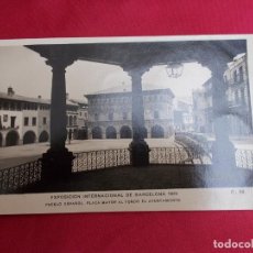 Postales: EXPOSICION INTERNACIONAL DE BARCELONA 1929. PUEBLO ESPAÑOL. PLAZA MAYOR AL FONDO EL AYUNTAMIENTO