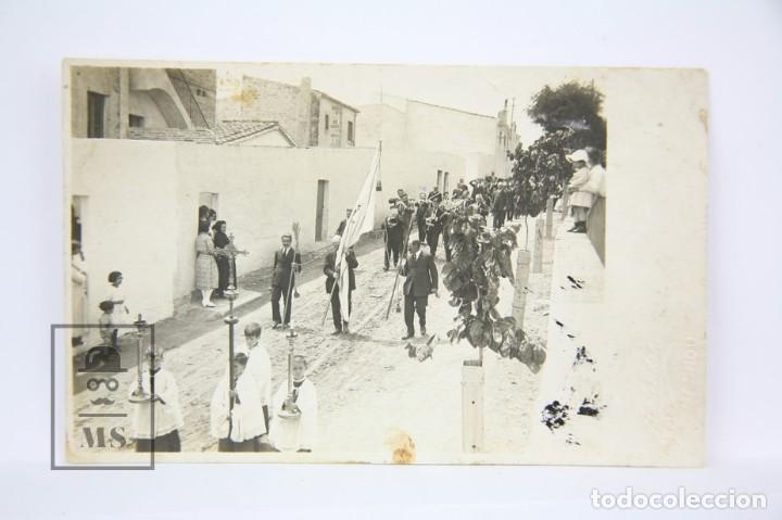 Postcards: Curiosa Postal Fotogr&aacute;fica - Procesi&oacute;n Religiosa - Foto M. Sendra Masnou - Primera Mitad Siglo XX